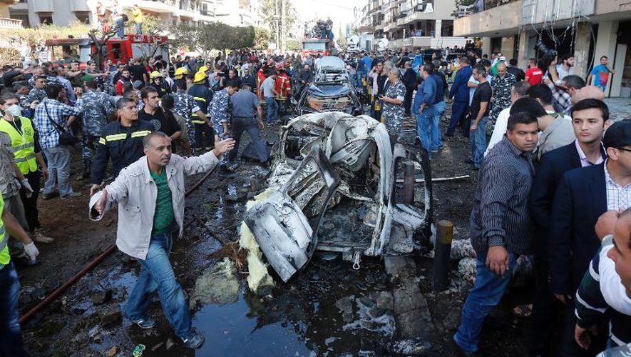 Policiers et secouristes sur les lieux d'un attentat devant l'ambassade d'Iran à Beyrouth, le 19 novembre 2013 au Liban
