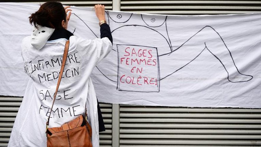 Une sage-femme manifeste à Marseille, le 19 novembre 2013