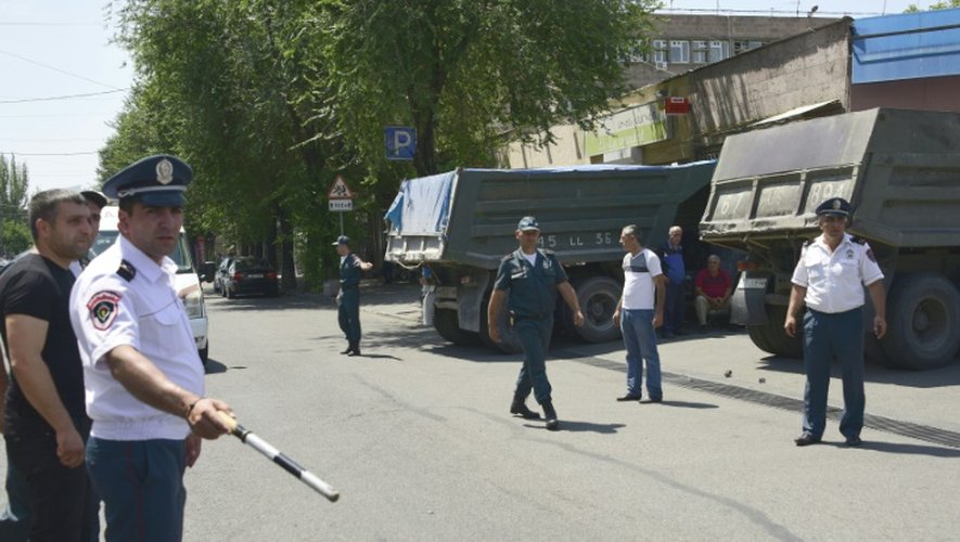 La police arménienne bloque les rues près d'un de ses bâtiments où se déroule une prise d'otage, le 17 juillet 2016 à Erevan