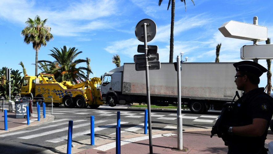 Le camion utilisé par Mohamed Lahouaiej-Bouhlel pour commettre l'attentat est évacué de la Promenade des Anglais, le 15 juillet 2016 à Nice