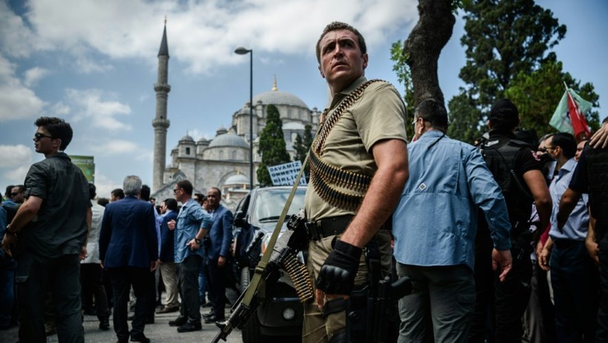Un membre des forces spéciales turques près d'une mosquée où le président Erdogan assiste aux funérailles d'une  victime du putsch manqué, le 17 juillet 2016 à Istanbul