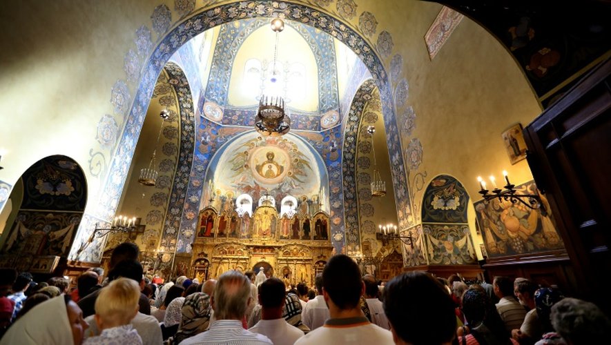 Des fidèles assistent à une messe célébrée à l'intention des victimes de l'attentat de Nice, le 17 juillet 2016 dans la cathédrale orthodoxe Saint-Nicolas de la ville