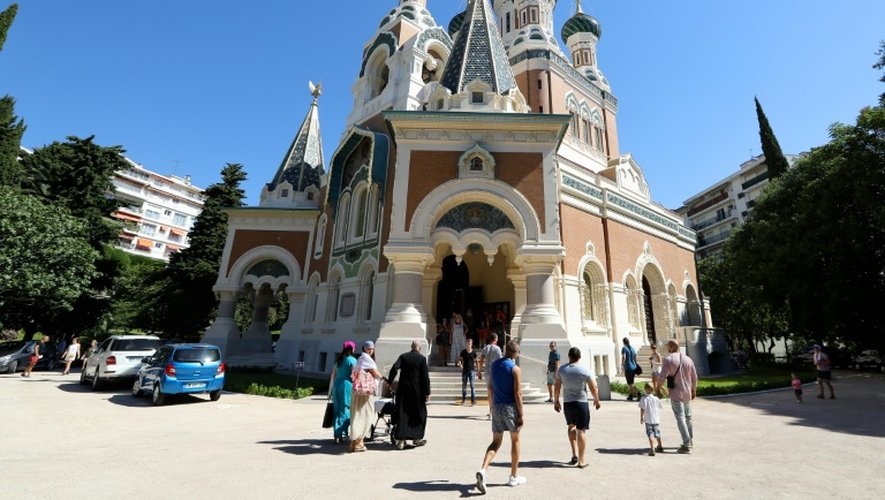 Des fidèles arrivent à la cathédrale orthodoxe Saint-Nicolas de Nice, le 17 juillet 2016, pour assister à une messe dominicale célébrée à l'intention des victimes de l'attentat du 14-juillet