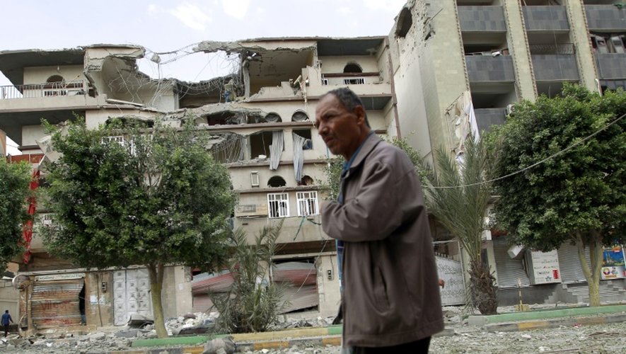 Un Yéménite marche au milieu d'immeubles détruits après des frappes de la coalition arabe, le 5 septembre 2015 à Sanaa
