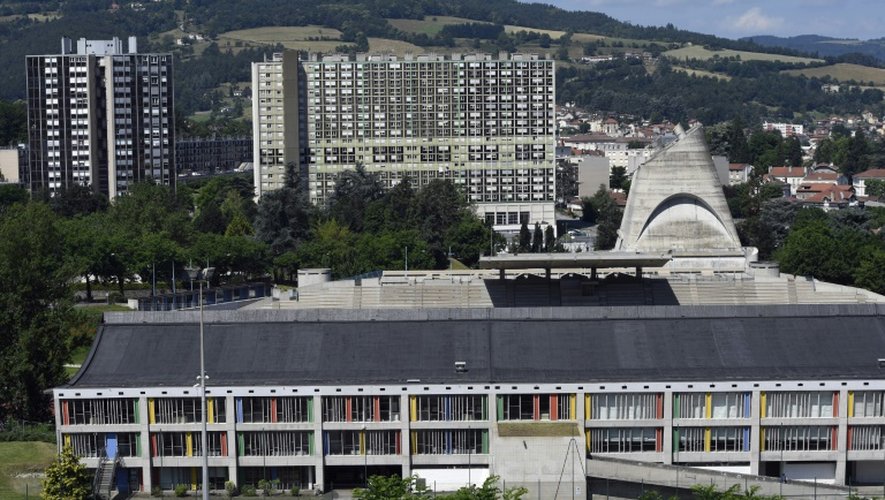 Vue, le 1er juillet 2016, de la Maison de la Culture (en bas) et de l'église Saint-Pierre (2e plan à droite) construites par Le Corbusier dans les années 50 à Firminy, près de Saint-Etienne (Loire)