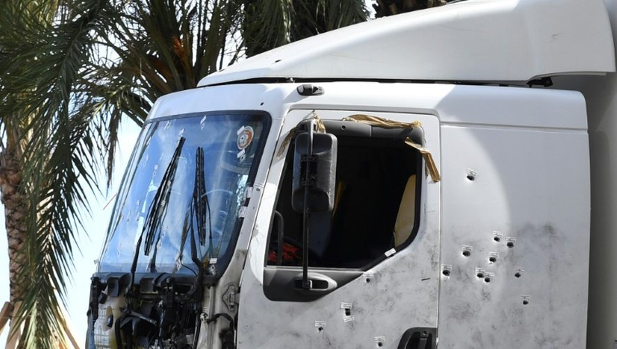 Le camion criblé de balles de l'auteur de l'attentat sanglant le 15 juillet 2016 à  Nice