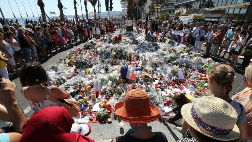 De nombreuses personnes rassemblées en hommage aux victimes de l'attentat le 17 juillet 2016 sur la Promenade des Anglais à Nice