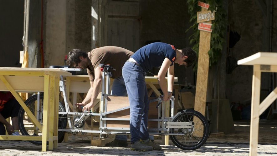 Des participants au camp installé au château de Millemont, dans les Yvelines, travaillent sur un prototype, le 21 août 2015