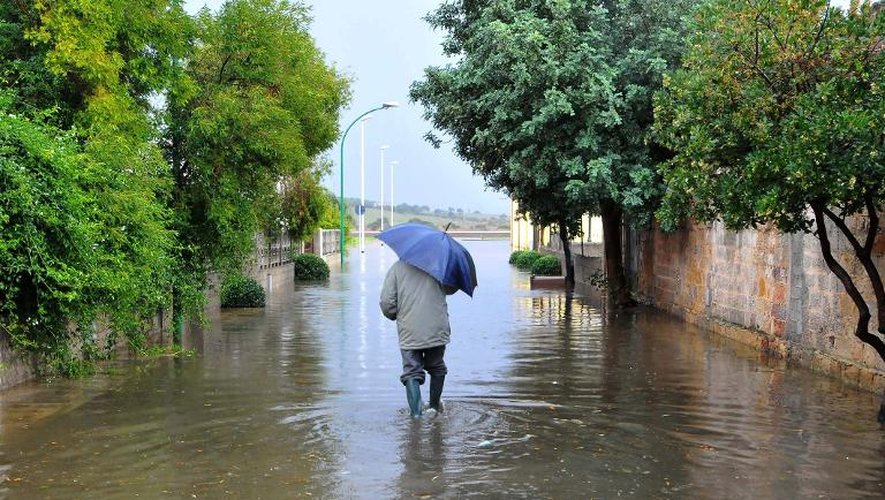 Une rue inondée de Siliqua, en Sardaigne, le 18 novembre 2013