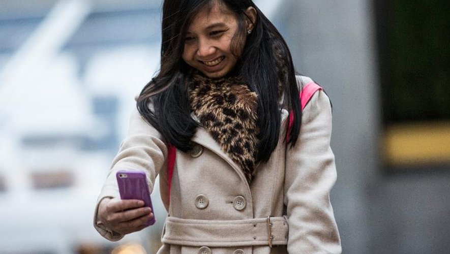 Une jeune fille se prend en photo avec un smartphone, le 19 novembre 2013 à New York