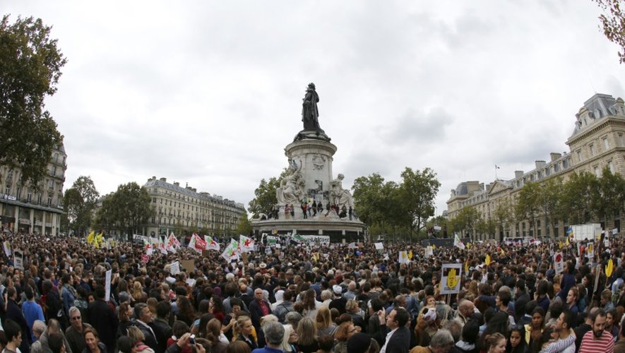 Plusieurs milliers de personnes réunies à Paris pour un rassemblement de soutien aux réfugiés, le 5 décembre 2015