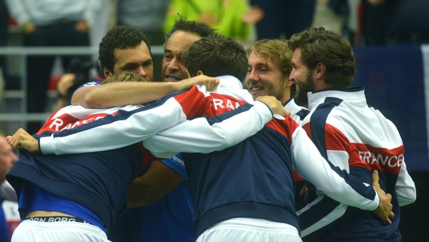 Les membres de l'équipe de France de Coupe Davis se congratulent après la victoire 3-1 en quarts de finale face à la République tchèque, le 17 juillet 2016 à Trinec