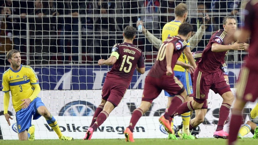 Les Russent explosent de joie après l'ouverture du score contre la Suède en qualifications à l'Euro, le 5 septembre 2015 à Moscou
