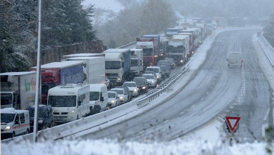 Camions et voitures bloqués sur l'autoroute A47 le 20 novembre 2013 à hauteur de Saint-Chamond en raison de la neige