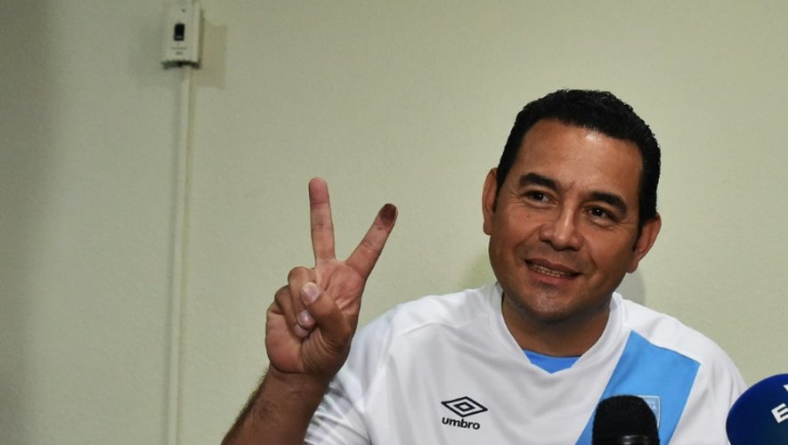 Jimmy Morales fait le signe de la victoire le 7 septembre 2015 lors d'une conférence de presse à Guatemala City après être arrivé en tête du premier tour de l'élection présidentielle