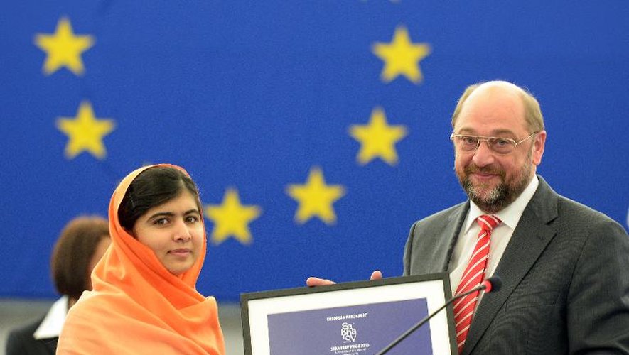 La jeune Pakistanaise Malala Yousafzai reçoit le prix Sakharov aux côtés du président du Parlement européen Martin Schulz, le 20 novembre 2013 à Strasbourg