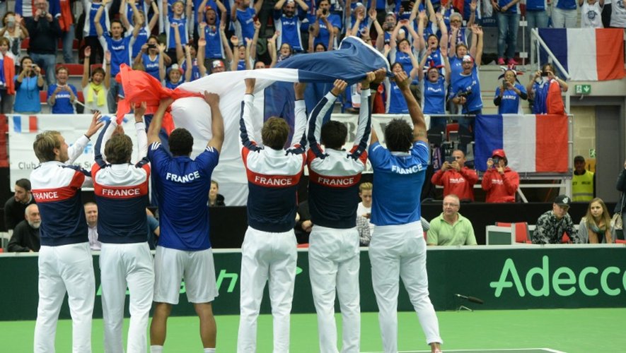 L'équipe de France de Coupe Davis agite un drapeau tricolore devant la tribune des supporters après la victoire 3-1 face aux Tchèques, le 17 juillet 2016 à Trinec