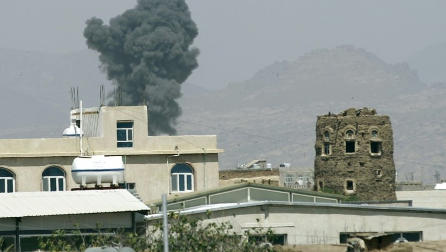De la fumée s'échappe de bâtiments à Sanaa qui viennent d'être frappés par des raids aériens menés par l'Arabie saoudite, le 6 septembre 2015