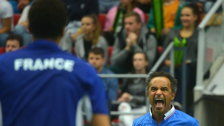 Le capitaine de l'équipe de France de Coupe Davis Yannick Noah (d) exulte après la victoire de Jo-Wilfried Tsonga dans le simple décisif face au Tchèque Jiri Vesely, le 17 juillet 2016 à Trinec