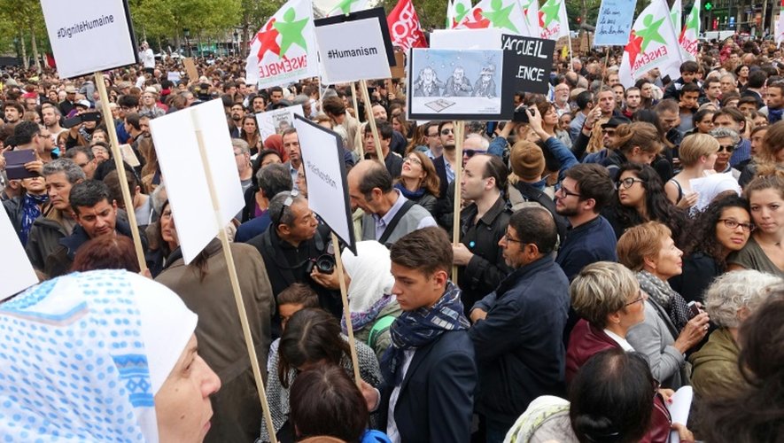 Des personnes se sont rassemblées samedi 5 septembre 2015 à Paris en solidarité avec les migrants