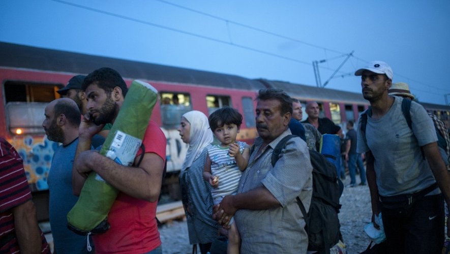 Des migrants attendent à la frontière entre la Grèce et la Macédoine, près de la ville de Gevgelija le 5 septembre 2015 de monter dans un train qui les conduira en Serbie