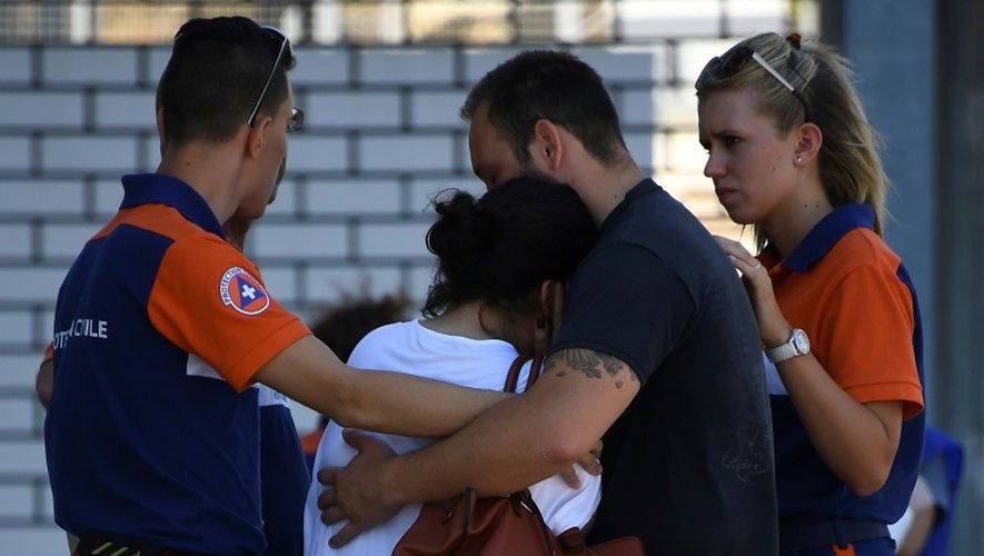 Des proches de victimes de l'attentat le 17 juillet 2016 devant l'hôpital Pasteur à Nice