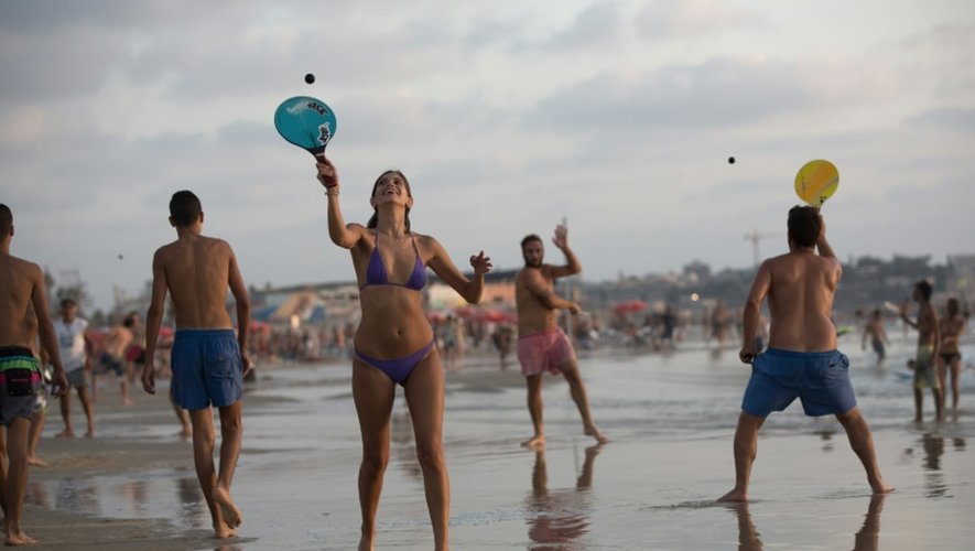 Des joueurs de Matkot sur la plage de Tel Aviv le 23 août 2015