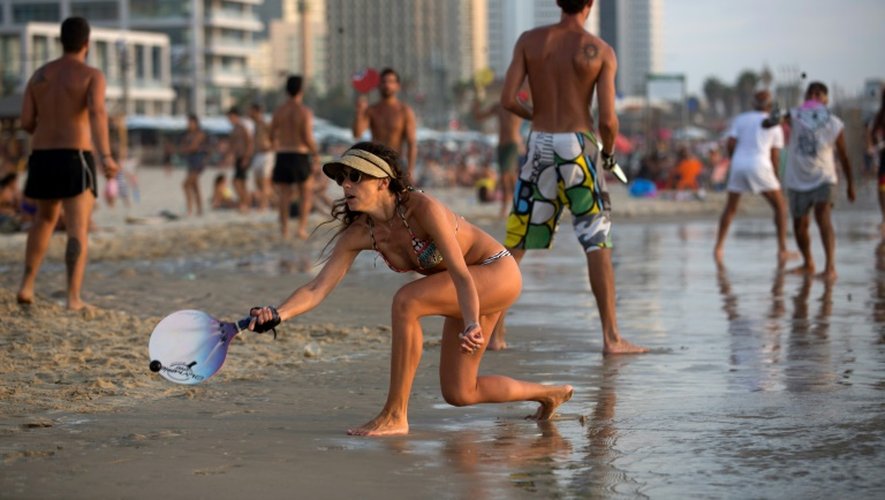 Joueurs de Matkot sur la plage de Tel Aviv, le 23 août 2015