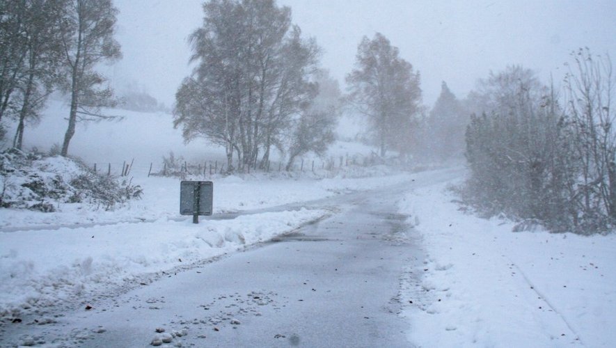 La circulation reste difficile sur les routes enneigées du nord Aveyron, balayées par le vent soufflant à 70 km en rafale.