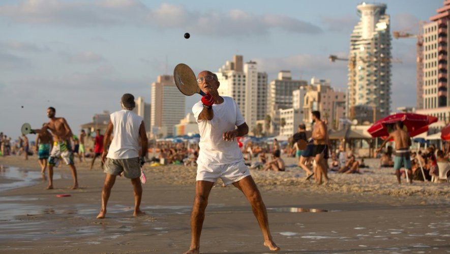 Amnon Nissim, 71 ans joue à la Matkot sur la plage de Tel Aviv le 23 août 2015