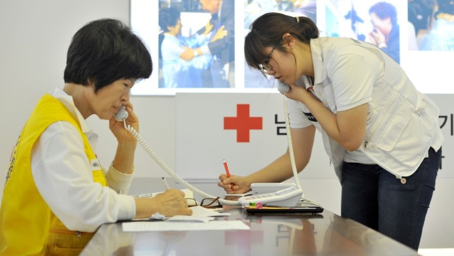 Des employés de la Croix Rouge de Séoul s'emploient à tenter de réunir des familles divisées entre les deux Corée, le 22 août 2013