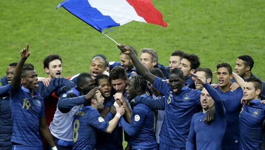 L'équipe de France fête sa qualification pour le Mondial-2014, le 19 novembre 2013 au Stade de France, à Saint-Denis
