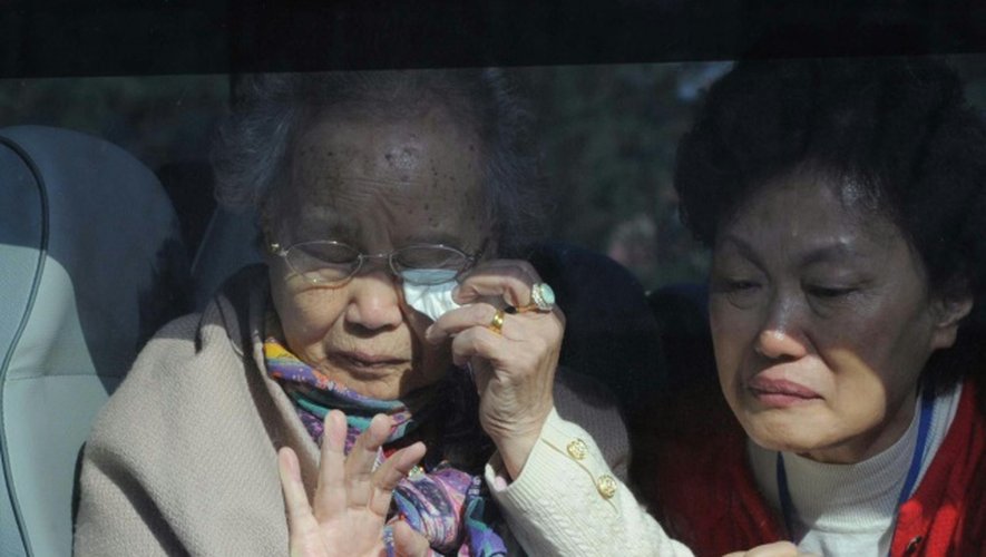 Des Sud-Coréens quittent leurs proches de Corée du Nord après une réunion organisée pour les familles divisées, le 5 novembre 2010 en Corée du Nord