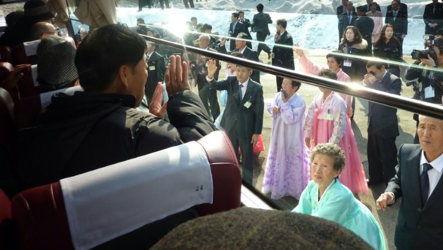 Des Sud-Coréens à bord d'autobus quittent leurs proches de Corée du Nord après une réunion des familles divisées, en Corée du Nord le 22 février 2014