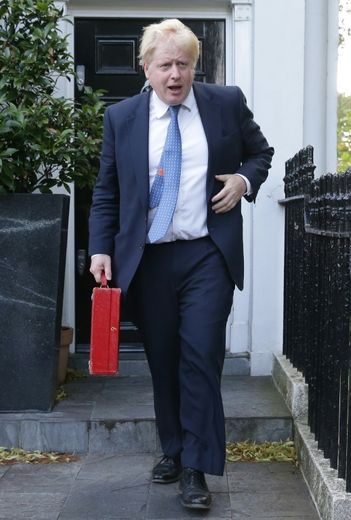 Le nouveau chef de la diplomatie britannique Boris Johnson quitte son domicile à Londres, le 15 juillet 2016