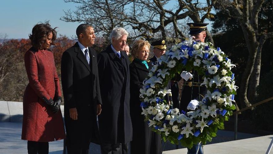 Le président Barack Obama (2g) et son épouse Michelle (g), Bill et Hillary Clinton (d) rendent hommage à John F. Kennedy au cimetière d'Arlington le 20 novembre 2013