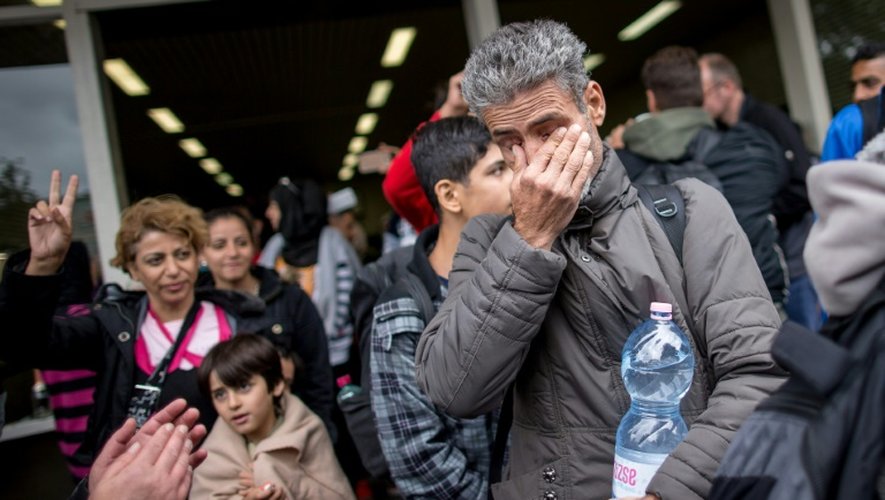 Un réfugié pleure en arrivant dans la gare centrale de Dortmund, à l'ouest de l'Allemagne, le 6 septembre 2015