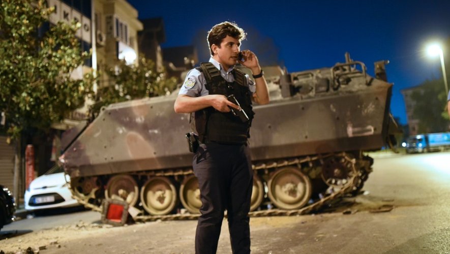 Un policier turc à Istanbul, le 16 juillet 2016
