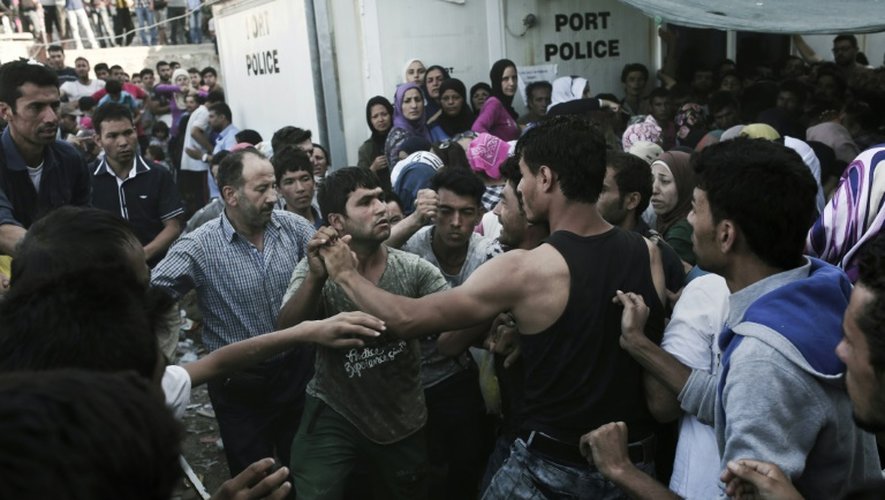 Des heurts entre des migrants afghans et syriens dans une file d'attente devant un bureau d'enregistrement du port de Mytilène, sur l'île de Lesbos, le 6 septembre 2015