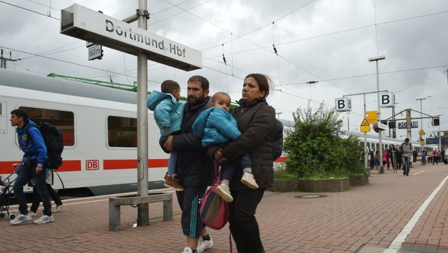 Des réfugiés arrivent dans la gare centrale de Dortmund, à l'ouest de l'Allemagne, le 6 septembre 2015