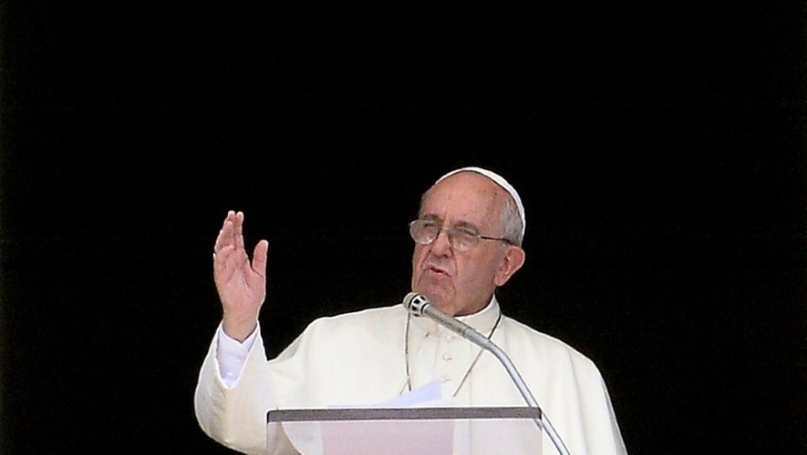 Le pape François s'adresse à la foule lors de la prière de l'Angelus, Place saint-Pierre à Rome le 6 septembre 2015