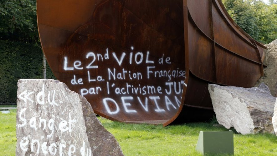 Photo prise le 6 septembre 2015 à Versailles de l'oeuvre "Dirty Corner" de l'artiste britannique Anish Kapoor, à nouveau vandalisée