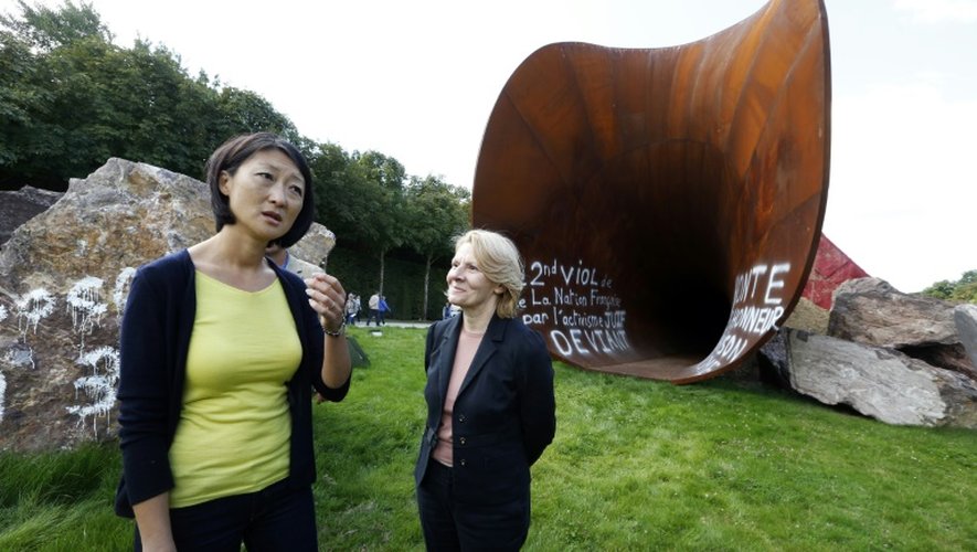 La ministre de la Culture Fleur Pellerin (G) et la présidente du château de Versailles Catherine Pégard, à côté de "Dirty Corner", oeuvre vandalisée de l'artiste britannique Anish Kapoor, le 6 septembre 2015