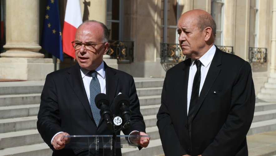 Bernard Cazeneuve et Jean-Yves Le Drian le 18 juillet 2016 dans la cour de l'Elysée à Paris