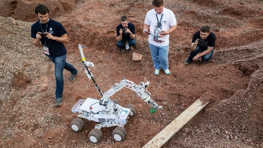 Des membres de l'équipe de l'Université de Kielce et leur prototype de robot martien, "Impuls", lors du concours européen des robots explorateurs à Checiny, en Pologne, le 5 septembre 2015