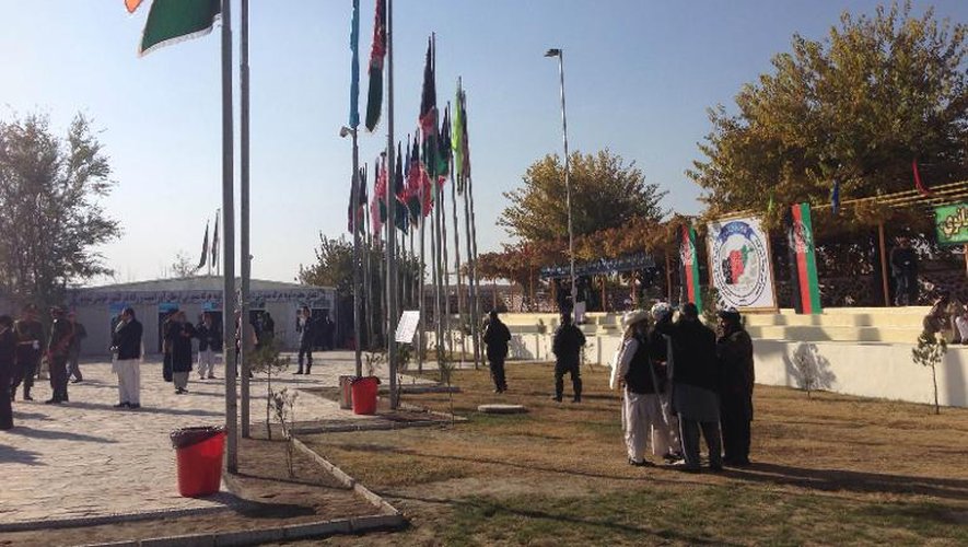 Des participants à la Loya Jirga, devant l'Ecole polytechnique où elle va se dérouler, le 21 novembre 2013 à Kaboul, en Afghanistan