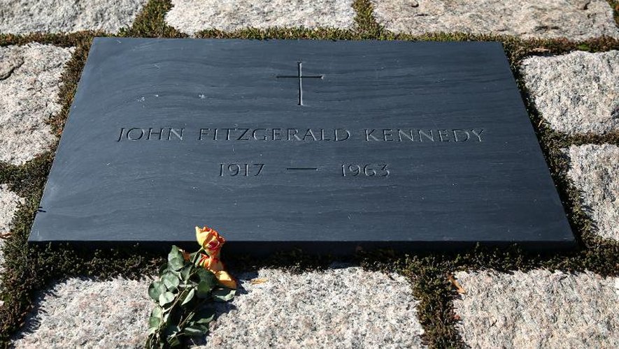 La tombe du président américain John Fitzgerald Kennedy, le 19 novembre 2013 au cimetière d'Arlington, en Virginie