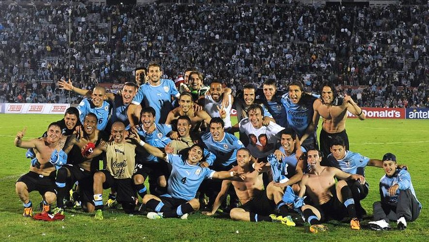 L'équipe uruguayenne célèbre sa qualification pour le Brésil, le 20 novembre 2013 à Montevideo
