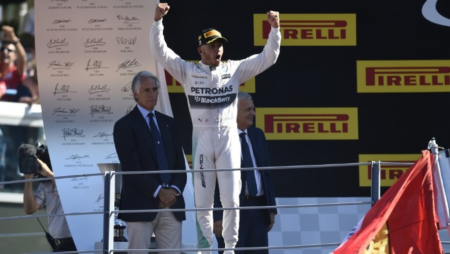 Le pilote Mercedes-AMG Lewis Hamilton fête sa victoire sur le podium du Grand Prix d'Italie, le 6 septembre 2015 à Monza