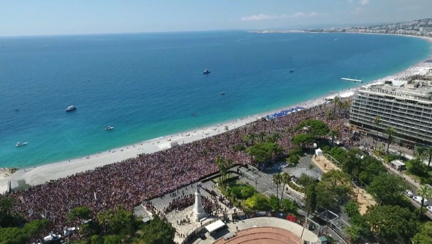 Une photographie prise par un drone montre la Promenade des Anglais noire de monde, le 18 juillet 2016, pendant la minute de silence en hommage aux victimes de l'attentat de Nice